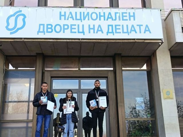 Национално признание за ученици от ПГТО „Добри Желязков“ в конкурса „Приложното изкуство в народните обичаи от Коледа до Васильовден“