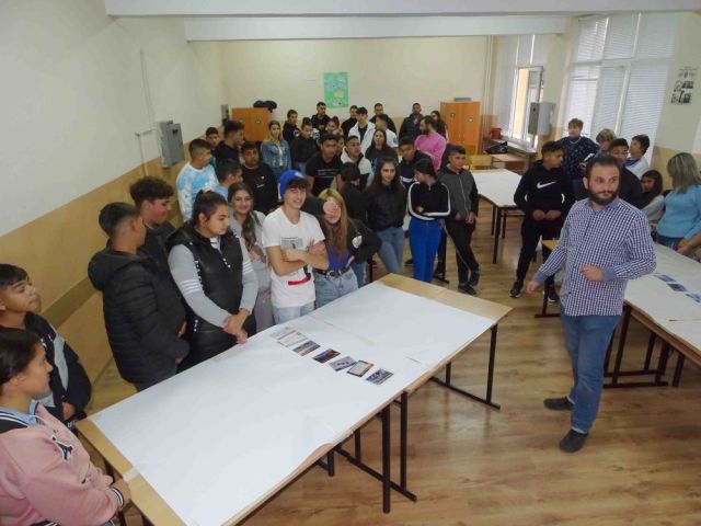 Забавна игра с карти