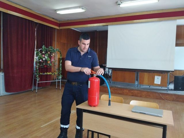 Инициативата „Защита при пожари, бедствия и извънредни ситуации“ събра ученици и експерт от РСПБЗН – Сливен