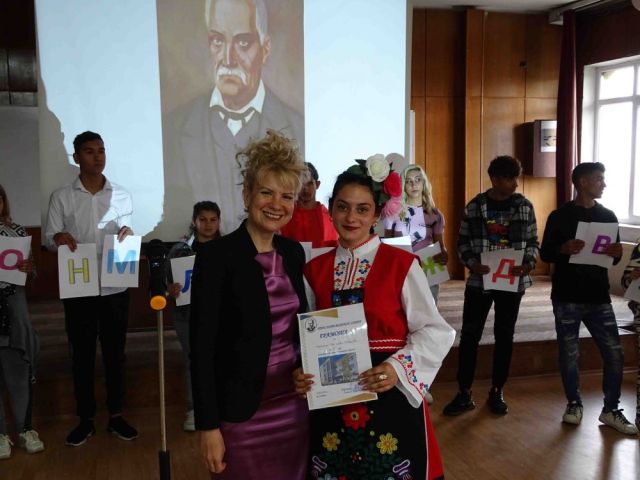 Тържествено изпращане на дванадесетокласниците