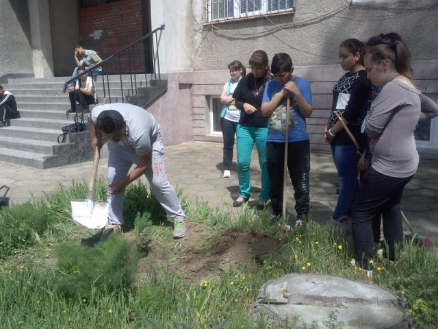 Пролетно почистване на Природен парк „Сините камъни“
