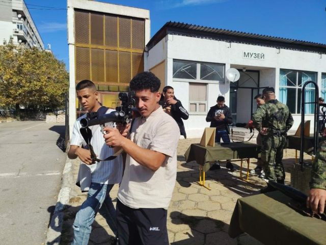 Ученици от ПГТО „Добри Желязков“ посетиха Военно формирование 22 220 по случай празника на 13-о Бригадно командване
