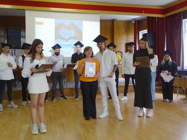 Учениците от 12а и 12б клас за последен път прекрачиха прага на училището