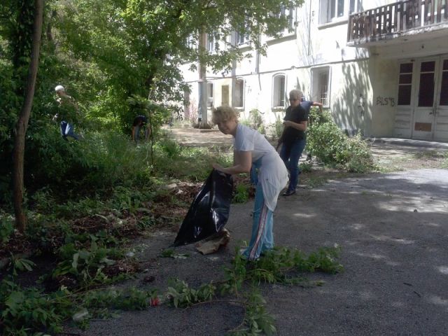 Пролетно почистване на Природен парк „Сините камъни“