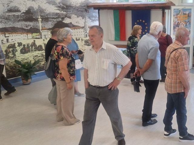 Емоционална среща след 55 години: Випуск 1971 се завърна в любимото училище