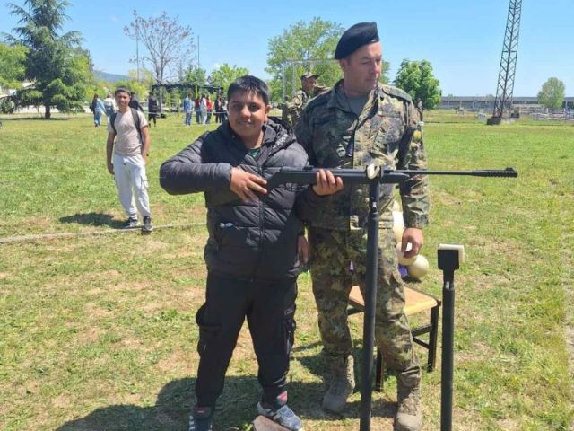 Ученици от ПГТО „Добри Желязков“ отбелязаха Празника на армията с посещение във военно формирование 22220