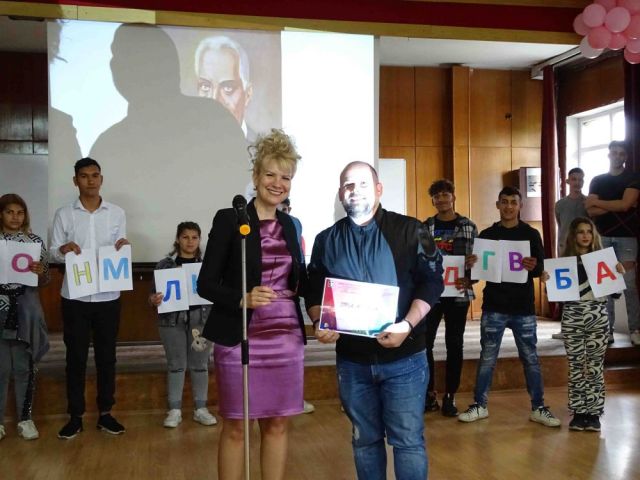 Тържествено изпращане на дванадесетокласниците