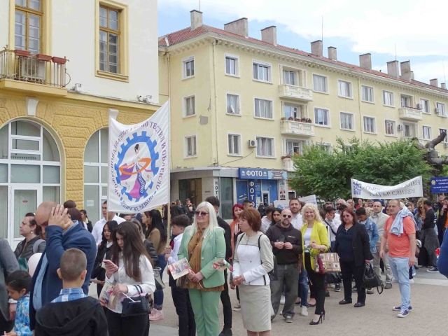 Участие в общоградско шествие по случай 24 май