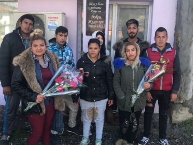 Клуб "Млади възрожденци" при ПГТО поднесоха цветя 
