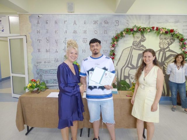 ПГТО „Добри Желязков“ изпрати своите зрелостници с дипломи в ръце и с мечти в сърцата