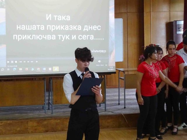 Учениците от 12а и 12б клас за последен път прекрачиха прага на училището