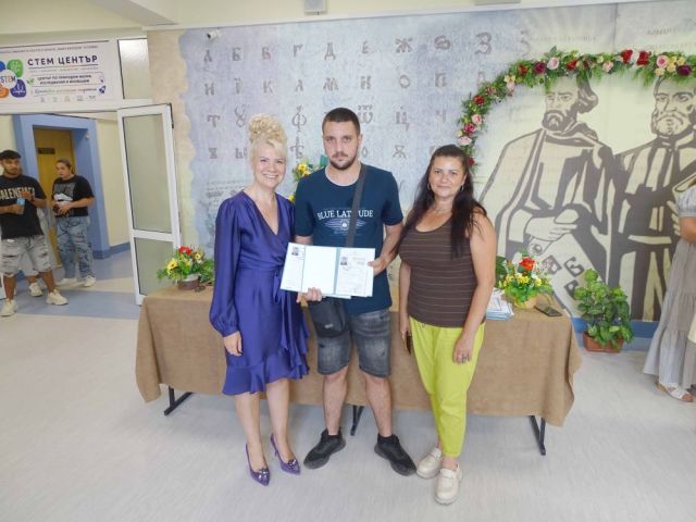 ПГТО „Добри Желязков“ изпрати своите зрелостници с дипломи в ръце и с мечти в сърцата