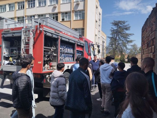 Инициативата „Защита при пожари, бедствия и извънредни ситуации“ събра ученици и експерт от РСПБЗН – Сливен