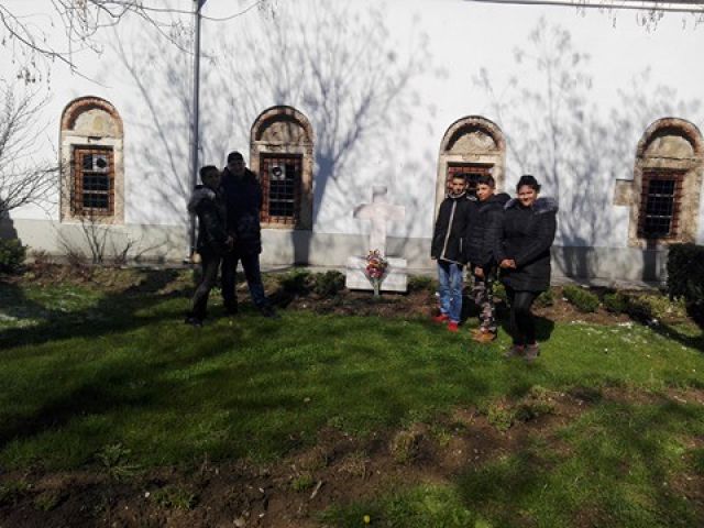 Клуб "Млади възрожденци" при ПГТО поднесоха цветя 