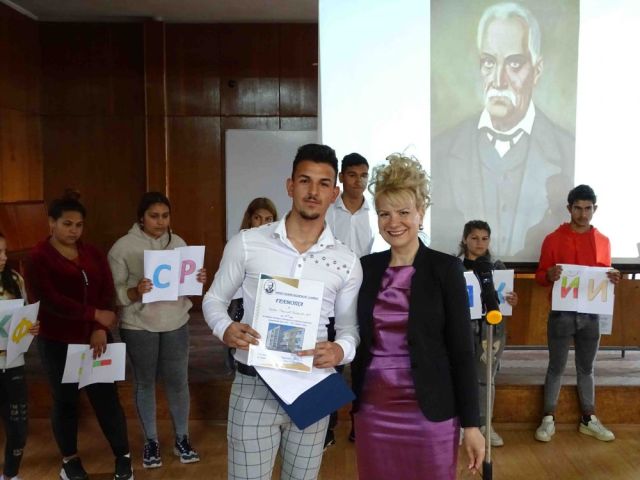 Тържествено изпращане на дванадесетокласниците