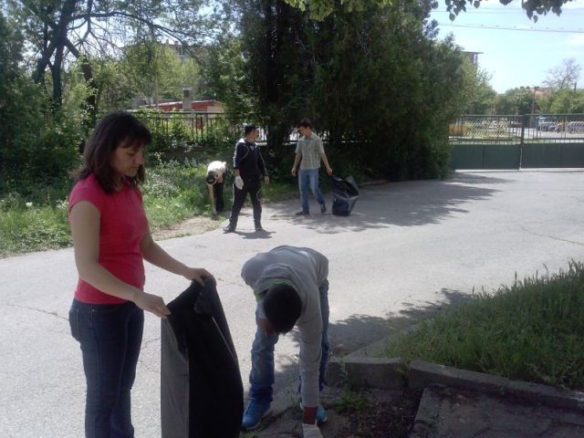 Пролетно почистване на Природен парк „Сините камъни“
