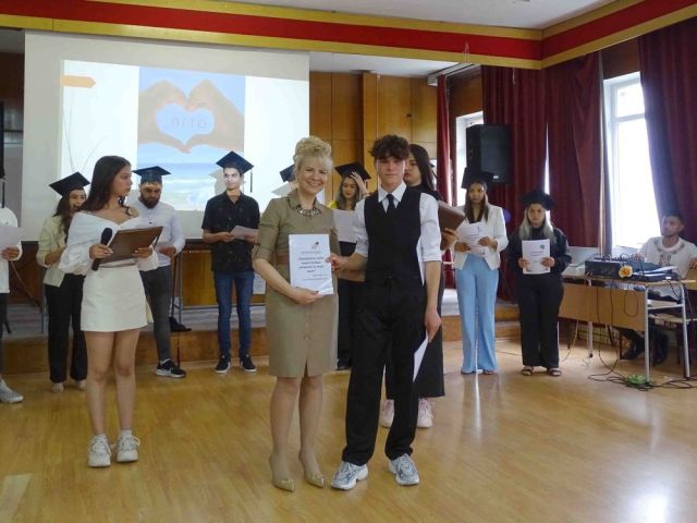 Учениците от 12а и 12б клас за последен път прекрачиха прага на училището