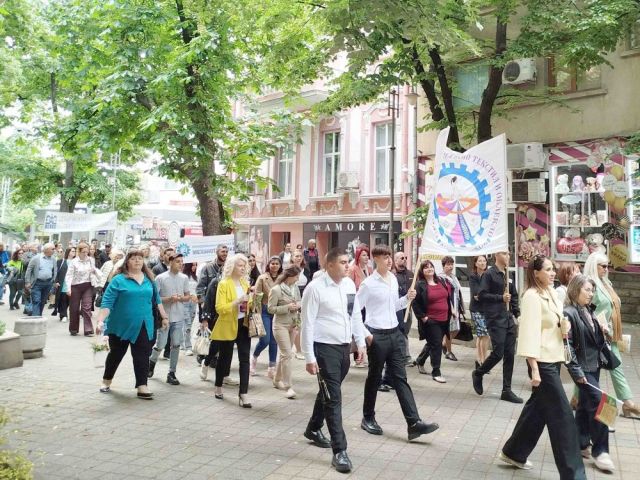 Участие в общоградско шествие по случай 24 май
