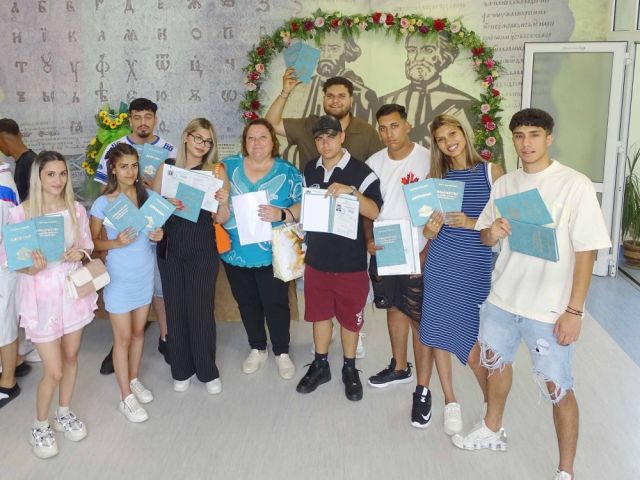 ПГТО „Добри Желязков“ изпрати своите зрелостници с дипломи в ръце и с мечти в сърцата