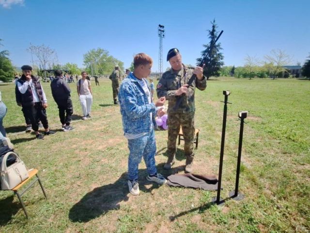 Ученици от ПГТО „Добри Желязков“ отбелязаха Празника на армията с посещение във военно формирование 22220