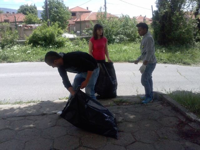 Пролетно почистване на Природен парк „Сините камъни“ [08.05.2015]