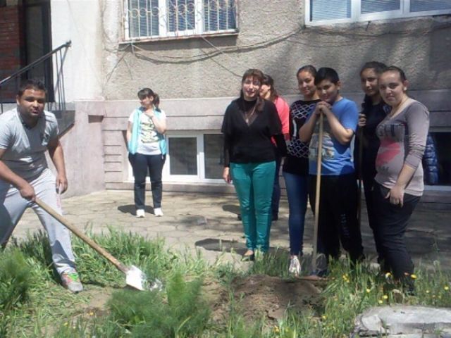 Пролетно почистване на Природен парк „Сините камъни“ [08.05.2015]