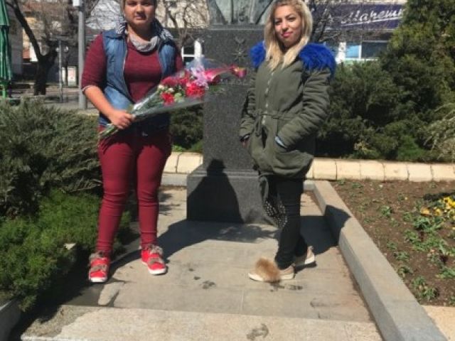 Клуб "Млади възрожденци" при ПГТО поднесоха цветя  [20.03.2018]