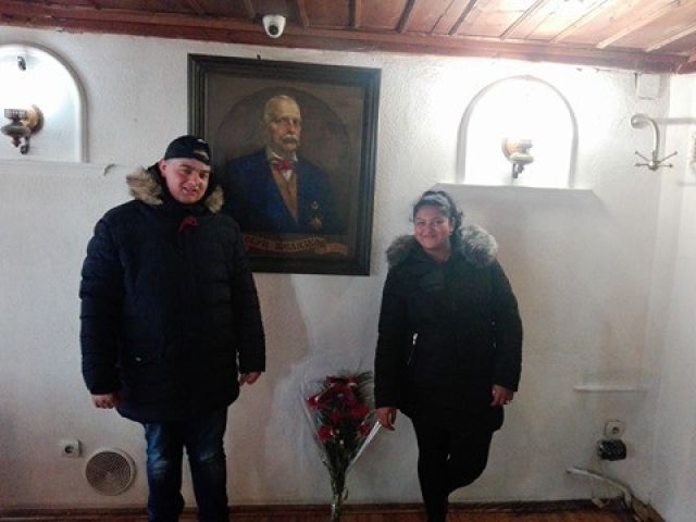 Клуб "Млади възрожденци" при ПГТО поднесоха цветя  [20.03.2018]