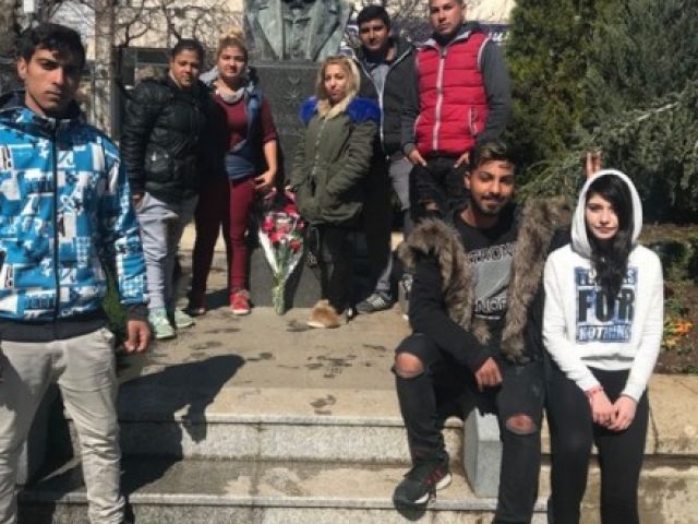 Клуб "Млади възрожденци" при ПГТО поднесоха цветя  [20.03.2018]