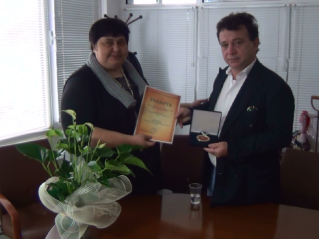 Грамота и почетен знак в категорията „Спомоществовател на образованието” [13.11.2014]