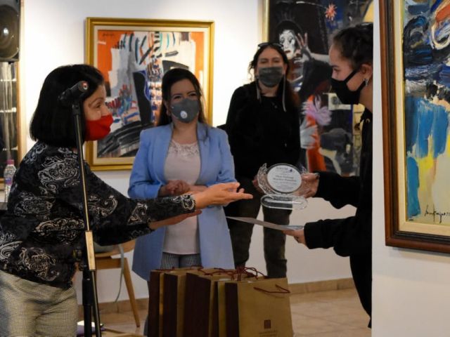 Тържествено бяха връчени наградите от ученическия конкурс за художествена скица „Модата в романите на Димитър Димов“ [21.07.2021]