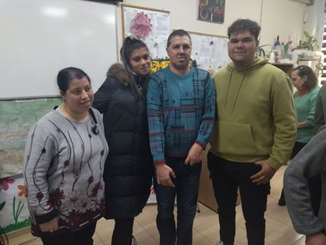 Толерантност в действие - арт терапия "Изработване на коледни картички и свещи от пчелен восък"