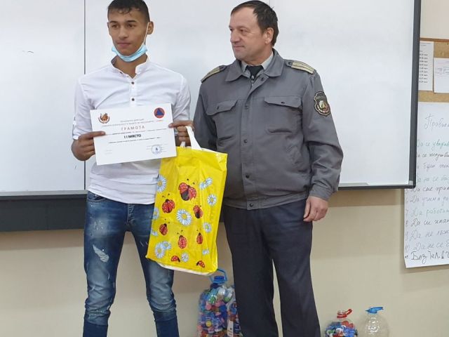 Грамоти за призови места в конкурса за детска рисунка  „С очите си видях бедата” получиха  ученици от ПГТО “Добри Желязков“ от РД “Пожарна безопасност и защита на населението” – Сливен [24.12.2021]