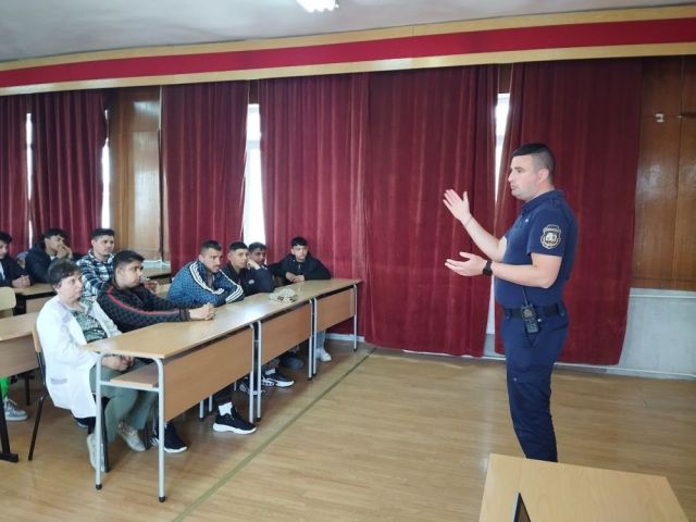 Инициативата „Защита при пожари, бедствия и извънредни ситуации“ събра ученици и експерт от РСПБЗН – Сливен