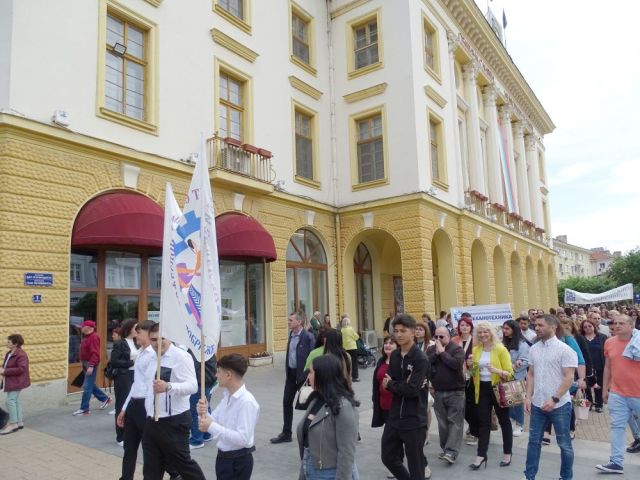 Участие в общоградско шествие по случай 24 май