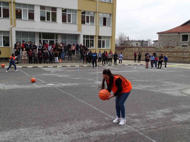 Спортен празник с участието на ученици и учители [23.03.2023]