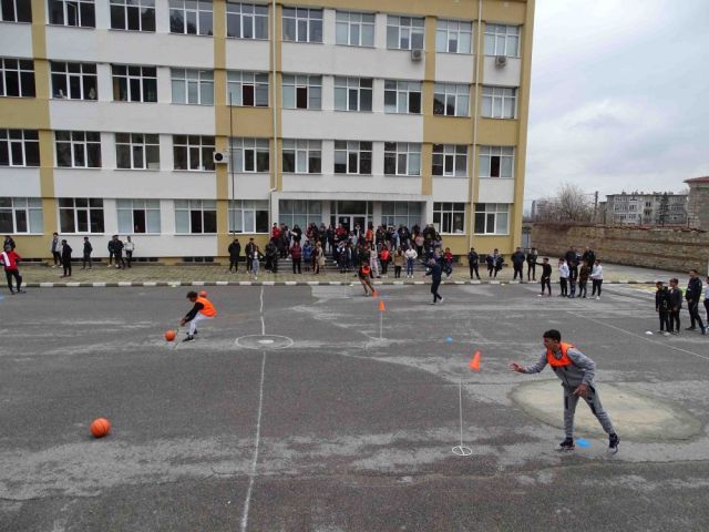 Спортен празник с участието на ученици и учители [23.03.2023]