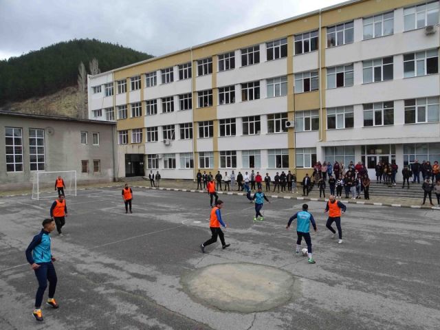 Спортен празник с участието на ученици и учители [23.03.2023]