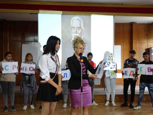 Тържествено изпращане на дванадесетокласниците