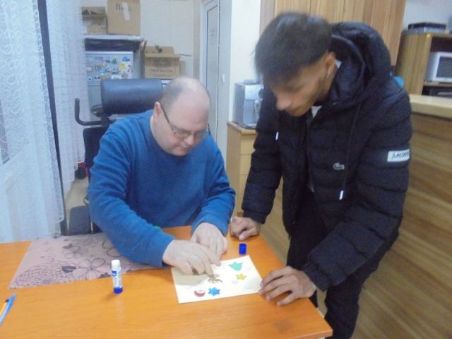 Толерантност в действие - арт терапия "Изработване на коледни картички и свещи от пчелен восък" [14.12.2023]