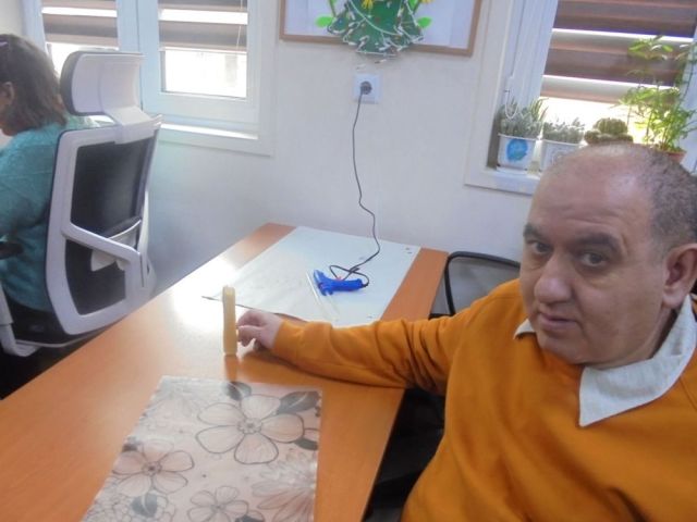Толерантност в действие - арт терапия "Изработване на коледни картички и свещи от пчелен восък" [14.12.2023]