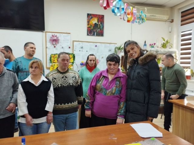 Толерантност в действие - арт терапия "Изработване на коледни картички и свещи от пчелен восък" [14.12.2023]