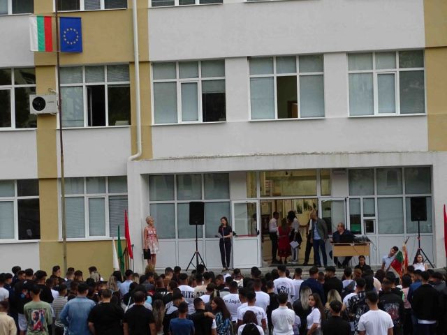 Отплува корабът на лятото и 15 септември отново ни събра в училищния двор