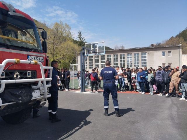 Инициативата „Защита при пожари, бедствия и извънредни ситуации“ събра ученици и експерт от РСПБЗН – Сливен [17.04.2025]
