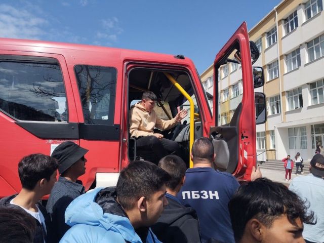 Инициативата „Защита при пожари, бедствия и извънредни ситуации“ събра ученици и експерт от РСПБЗН – Сливен [17.04.2025]