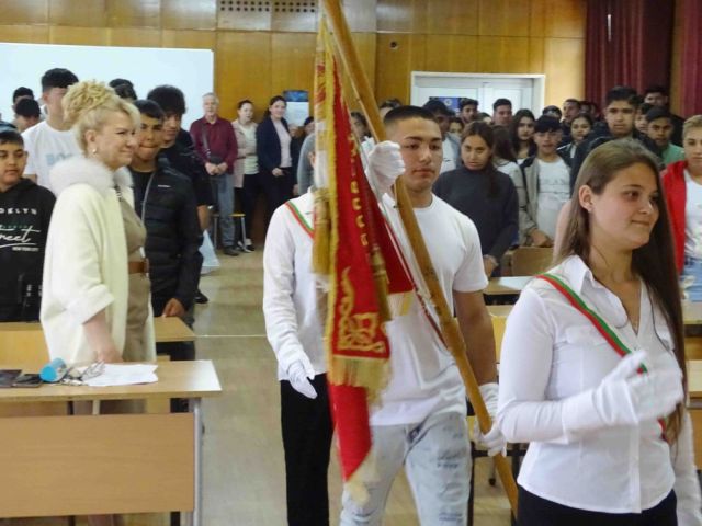 Учениците от 12а и 12б клас за последен път прекрачиха прага на училището [20.05.2025]