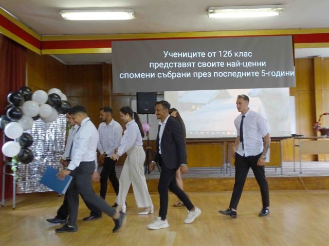 Учениците от 12а и 12б клас за последен път прекрачиха прага на училището [20.05.2025]