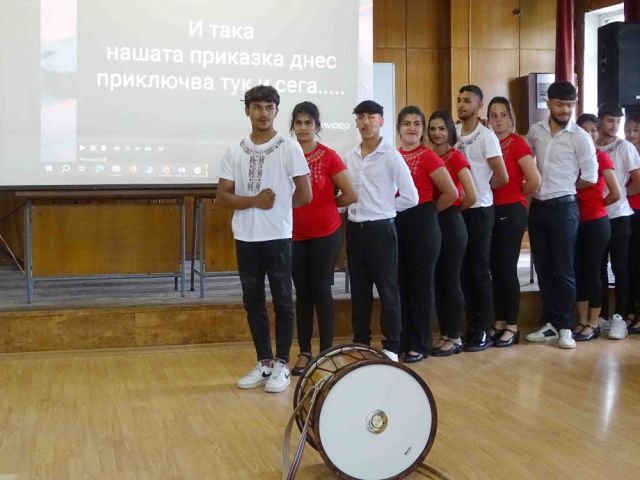 Учениците от 12а и 12б клас за последен път прекрачиха прага на училището [20.05.2025]