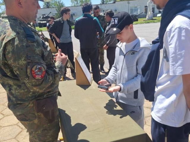 Ученици от ПГТО „Добри Желязков“ отбелязаха Празника на армията с посещение във военно формирование 22220 [08.05.2026]