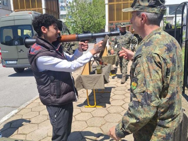 Ученици от ПГТО „Добри Желязков“ отбелязаха Празника на армията с посещение във военно формирование 22220 [08.05.2026]